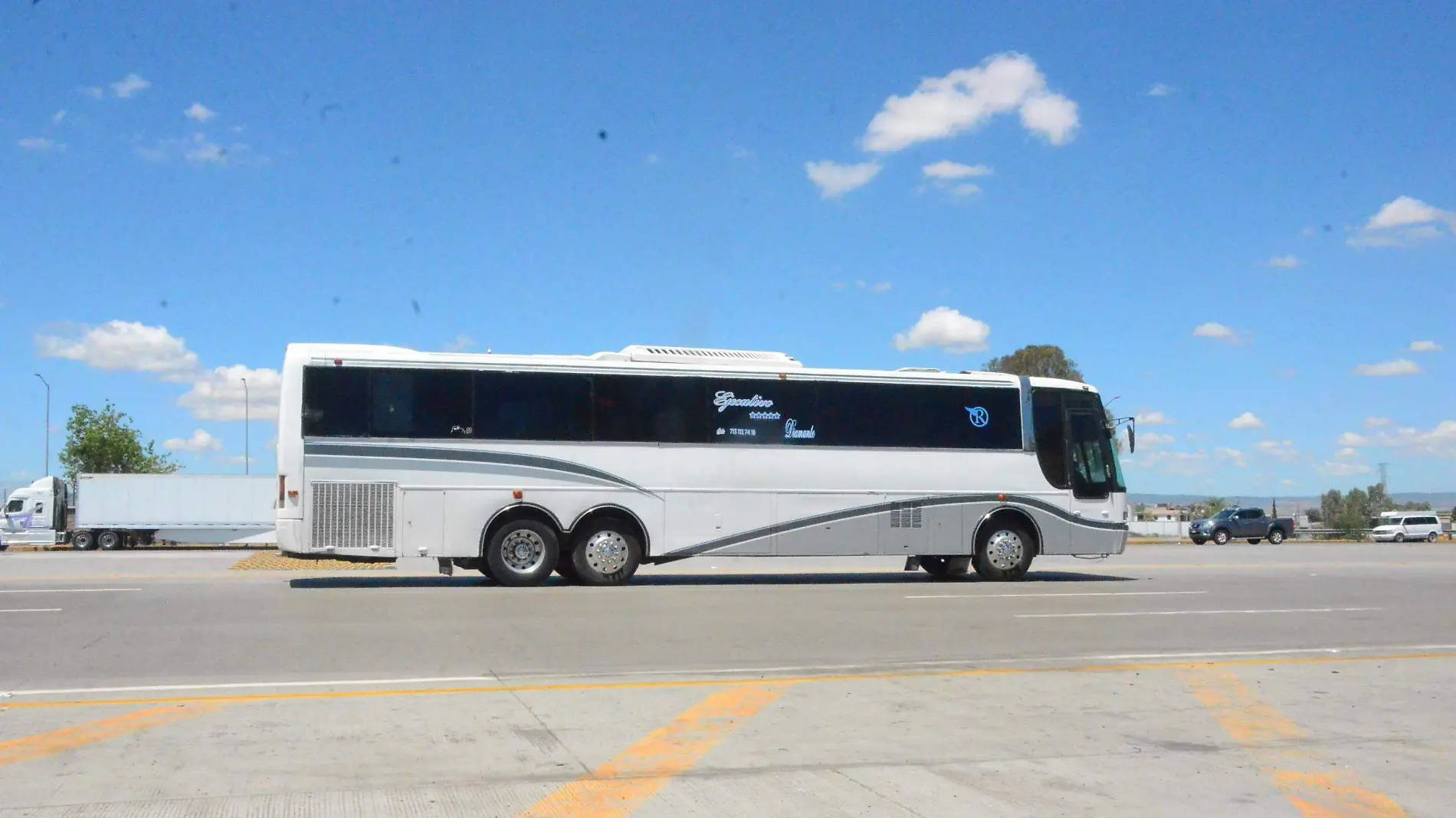 Integrantes del transporte de turismo esperan reactivación del sector por fin de año.  Luis